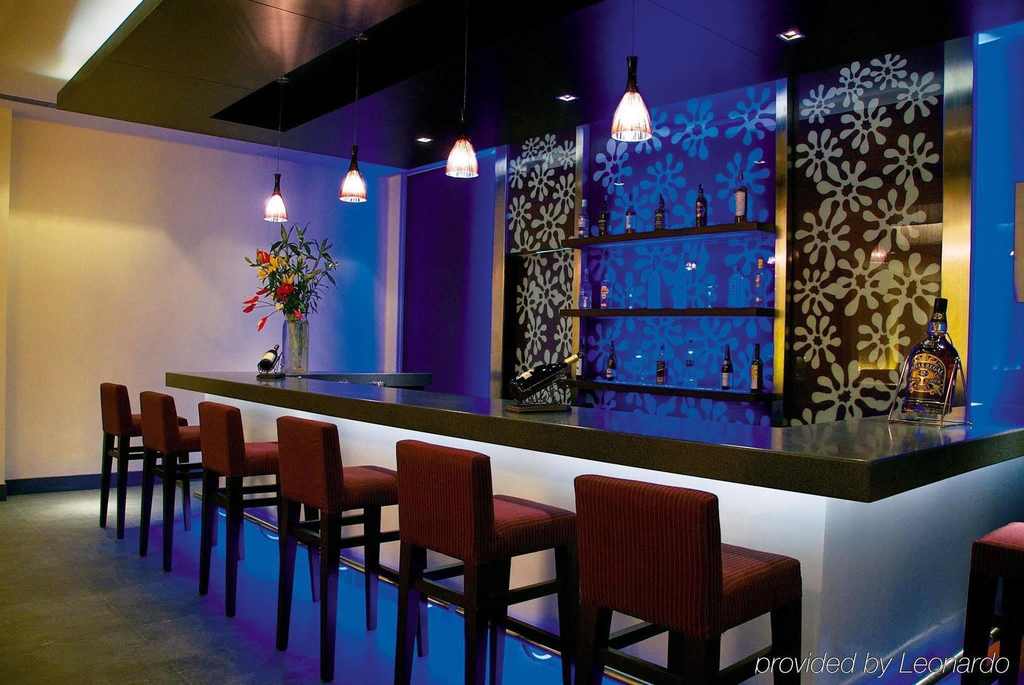 Vivanta Bengaluru Residency Road Restaurant photo